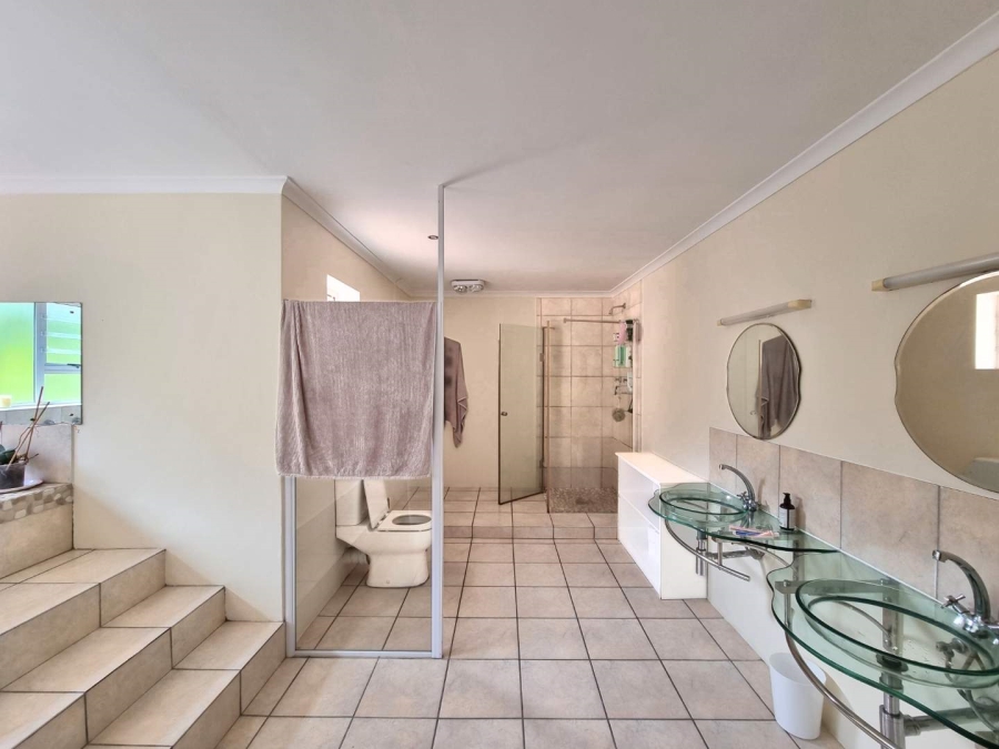 5 Bedroom Property for Sale in Chanteclair Western Cape